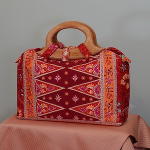 Stunning Wood Top-handle bag with Tote Bag Capacity