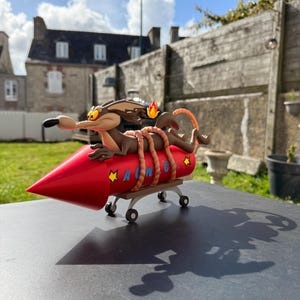 Figura decorativa de coyote de dibujos animados - Estilo animal retro