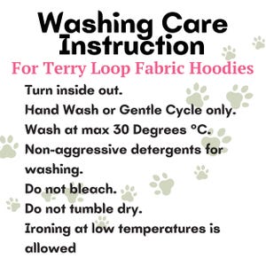 Op de afbeelding: Wasinstructies voor hoodies van terry loop stof. Keer binnenstebuiten, handwas of alleen een zachte cyclus, wassen op maximaal 30 graden Celsius, gebruik niet-agressieve wasmiddelen, niet bleken, niet in de droger drogen, strijken op lage temperatuur is toegestaan.