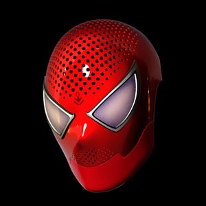 Op de afbeelding: Een glanzend rood masker met een ontwerp dat doet denken aan een superheld. Het masker heeft zilverkleurige oogopeningen met een getextureerd, lichtgekleurd interieur. De bovenkant van het masker heeft talrijke kleine, gelijkmatig verdeelde gaten.