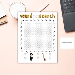 Puede incluir: Un rompecabezas de búsqueda de palabras impreso con el título "wordoosearch" en letras doradas. El rompecabezas presenta una cuadrícula de letras con un borde de huellas. Las palabras a encontrar se enumeran debajo del rompecabezas, junto con ilustraciones. Las palabras incluyen "wizard", "spell" y "broom". Las palabras están relacionadas con una popular serie de fantasía. Las palabras están impresas en papel blanco.