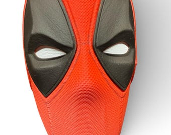 Deadpool Helm mit realistischen Falten und detaillierter Textur aus Deadpool und Wolverine Film. Gehalten mit Magneten.