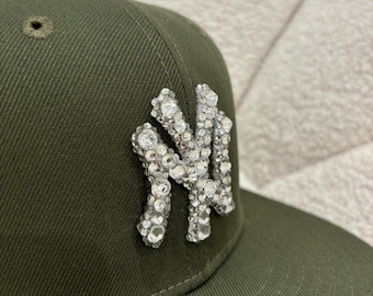 Getailleerde NY-pet met bedazzled strass-logo
