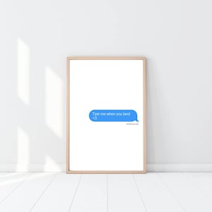 Może przedstawiać: Wydruk w ramie z niebieską dymkiem z tekstem "Napisz do mnie, kiedy wylądujesz <3" z napisem "Dostarczono" poniżej.