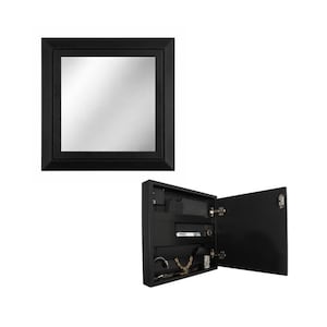 Può includere: Uno specchio quadrato con cornice nera sopra un mobile portagioie nero con la porta aperta. L'interno del mobile mostra lo stoccaggio di gioielli, inclusi ganci e ripiani per collane, bracciali e altri accessori.