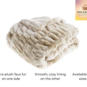 Puede incluir: Manta de piel sintética plegada en tonos beige y crema. La manta tiene una superficie de felpa texturizada por un lado y un forro suave y acogedor por el otro. Disponible en dos tamaños.