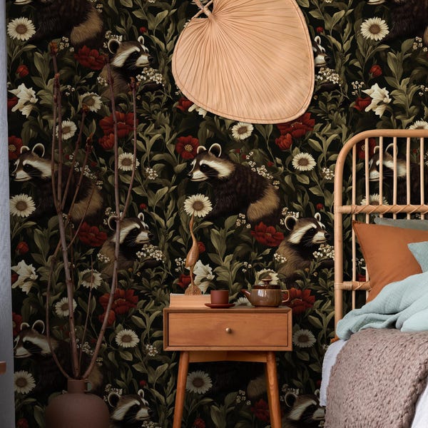 Waschbär Tapete: Florales Wald Wandbild, Dunkler Cottagecore Tapete abziehen und aufkleben