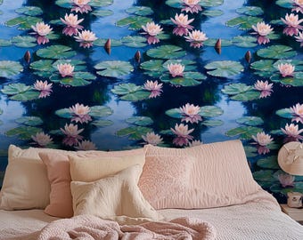 Könnte beinhalten: Ein Bett mit einem rosa-weißen Bettwäsche-Set und einer Wolldecke. Das Kopfteil ist mit einer blau-grünen Tapete mit einem sich wiederholenden Muster aus rosa Seerosen bedeckt.