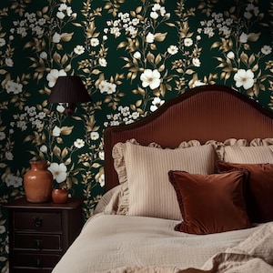 Carta da parati floreale verde smeraldo e oro / Elegante murale botanico con fiori bianchi / Stacca e attacca o preincolla