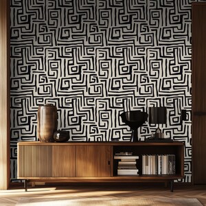 Papier peint labyrinthe moderne noir et beige - Décoration murale géométrique abstraite audacieuse, design tendance pour le salon et le bureau
