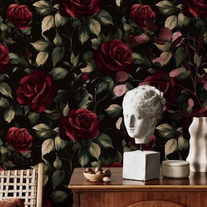 Carta da parati floreale vintage con rose rosso scuro, elegante murale botanico staccabile e attaccabile, decorazione floreale gotica