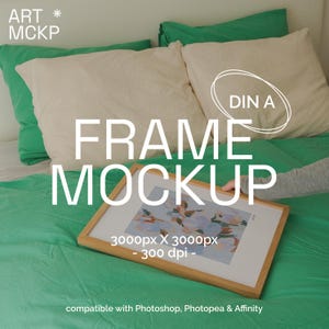 Puede incluir: Una maqueta de arte enmarcada en madera con una pintura abstracta colorida, apoyada sobre una colcha verde. La imagen incluye el texto "FRAME MOCKUP" y "3000px X 3000px - 300 dpi". El fondo presenta almohadas.