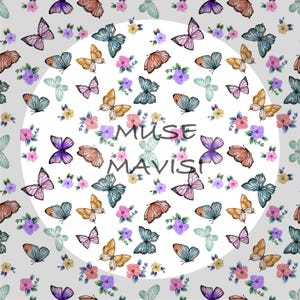 Könnte beinhalten: Ein weißer Hintergrund mit einem Kreis in der Mitte. Der Kreis ist mit einem Muster aus bunten Schmetterlingen und Blumen gefüllt. Der Text "MUSE MAVISI" befindet sich in der Mitte des Kreises.