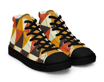 Tênis masculino de cano alto com estampa geométrica retrô, estilo streetwear vintage, para uso urbano e casual.
