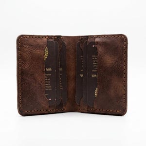 The Lord Is My Shepherd Minimalist Leather Wallet — Christian Gift, Full-Grain Cowhide, Jordan Brown Bild 4