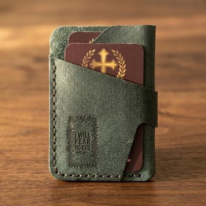 I Will Fear No Evil – Full-Grain Leather Vertical Card Holder Psalm 23:4 Embossed Wallet imagem 1