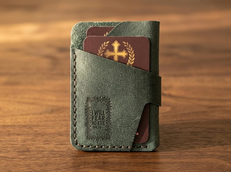 I Will Fear No Evil – Full-Grain Leather Vertical Card Holder Psalm 23:4 Embossed Wallet imagem 1