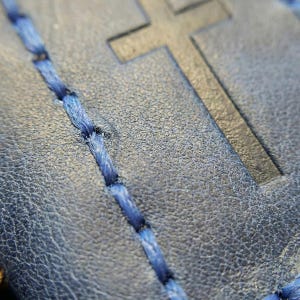 Marcapáginas cristiano de cuero, con cruz azul cosida a mano y portalápices, ideal para el estudio de la Biblia. imagen 5
