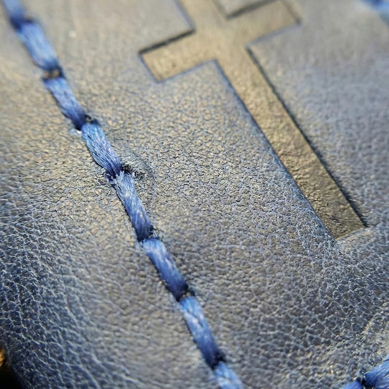 Marcapáginas cristiano de cuero, con cruz azul cosida a mano y portalápices, ideal para el estudio de la Biblia. imagen 5