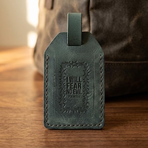Gepäckanhänger „Ich fürchte kein Übel“ aus Leder – Christliches Geschenk, Vollnarben-Rindsleder, Edengrün Bild 1