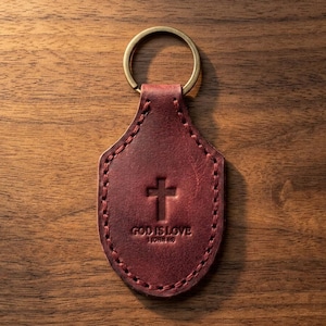 God Is Love Leather Stitched Keychain — Christian Gift, Full-Grain Cowhide, Pentecost Red Bild 1