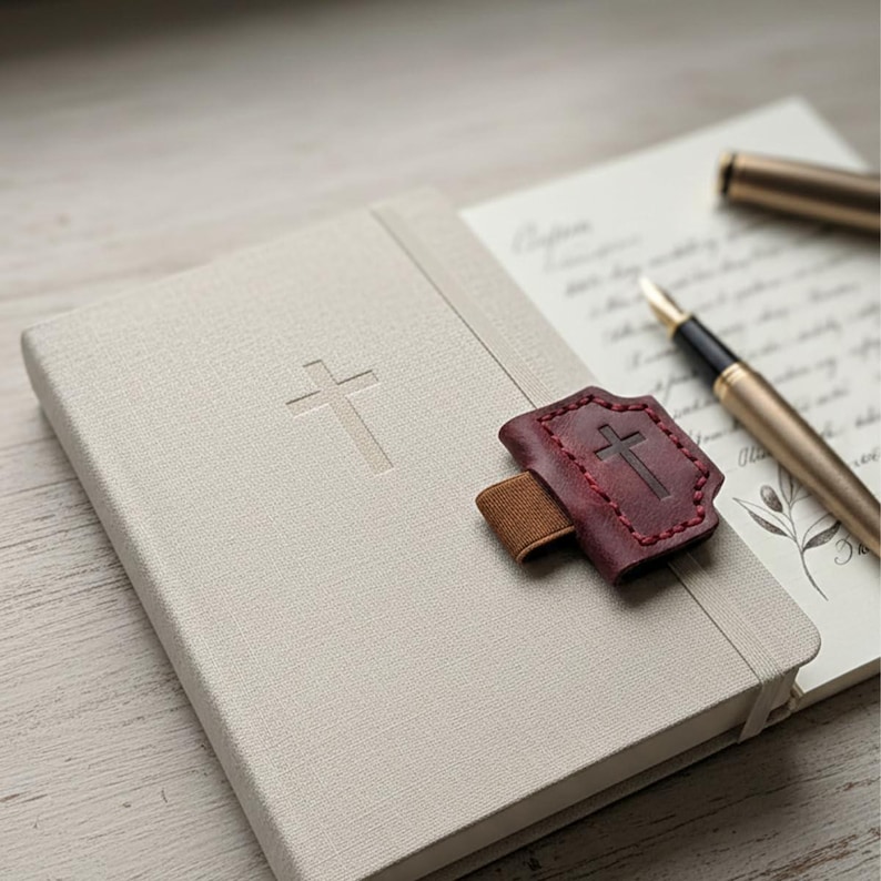 Marque-page chrétien en cuir, bordeaux, cousu main, avec croix et porte-stylo, cadeau idéal pour l'étude biblique image 1