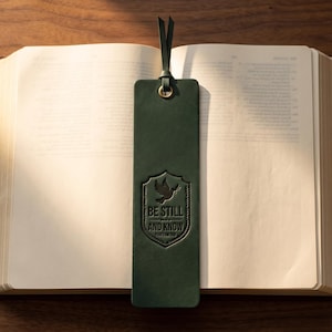 Be Still and Know Leather Bible Bookmark – Eden Green Full-Grain Cowhide Tassel Christian Gift afbeelding 1
