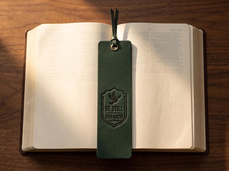 Be Still and Know Leather Bible Bookmark – Eden Green Full-Grain Cowhide Tassel Christian Gift afbeelding 1