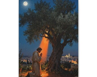 Puede incluir: Una impresión de arte mural vertical que muestra a una figura con túnica beige arrodillada en oración bajo un gran olivo por la noche. Un haz de luz naranja brillante desciende sobre la figura, con una luna llena y una ciudad a lo lejos.