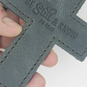 Be Still and Know Leather Wall Cross — Christian Gift, Full-Grain Cowhide, Eden Green imagen 4