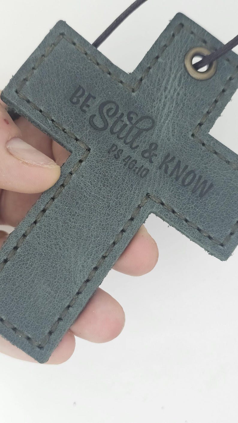 Be Still and Know Leather Wall Cross — Christian Gift, Full-Grain Cowhide, Eden Green imagen 4