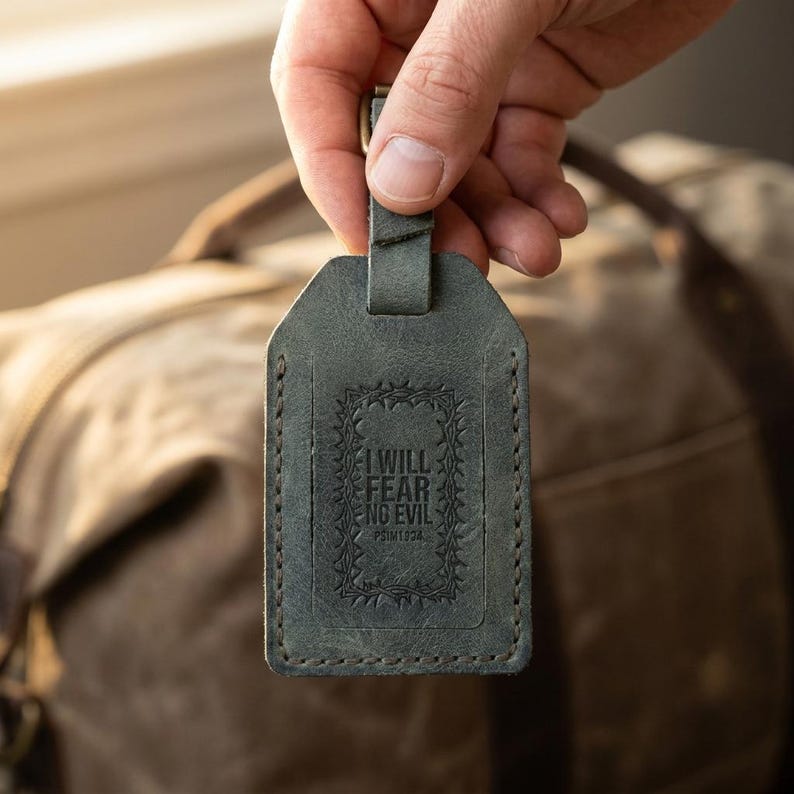 Gepäckanhänger „Ich fürchte kein Übel“ aus Leder – Christliches Geschenk, Vollnarben-Rindsleder, Edengrün Bild 2