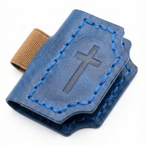 Marcapáginas cristiano de cuero, con cruz azul cosida a mano y portalápices, ideal para el estudio de la Biblia. imagen 2