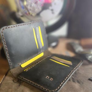 Tarjetero de cuero personalizado: billetera plegable delgada hecha a mano con monograma. Regalo único para él o ella. Regalo de aniversario de cuero personalizado.