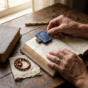 Marcapáginas cristiano de cuero, con cruz azul cosida a mano y portalápices, ideal para el estudio de la Biblia. imagen 4