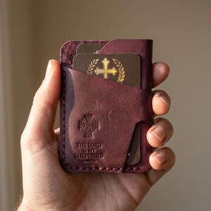 The Lord Is My Shepherd Leather Vertical Card Holder — Christian Gift, Full-Grain Cowhide, Pentecost Red imagen 2