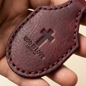 God Is Love Leather Stitched Keychain — Christian Gift, Full-Grain Cowhide, Pentecost Red Bild 6