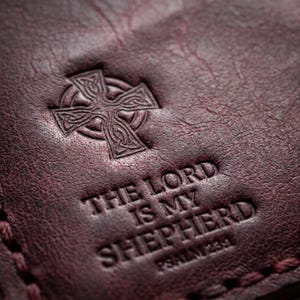 The Lord Is My Shepherd Leather Vertical Card Holder — Christian Gift, Full-Grain Cowhide, Pentecost Red imagen 3