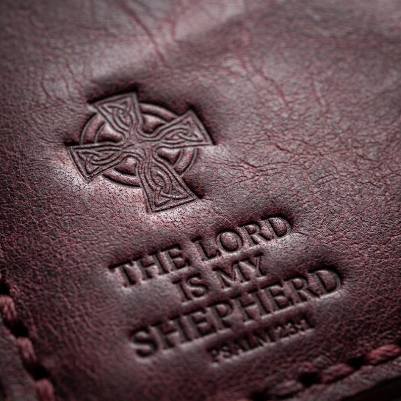 The Lord Is My Shepherd Leather Vertical Card Holder — Christian Gift, Full-Grain Cowhide, Pentecost Red imagen 3