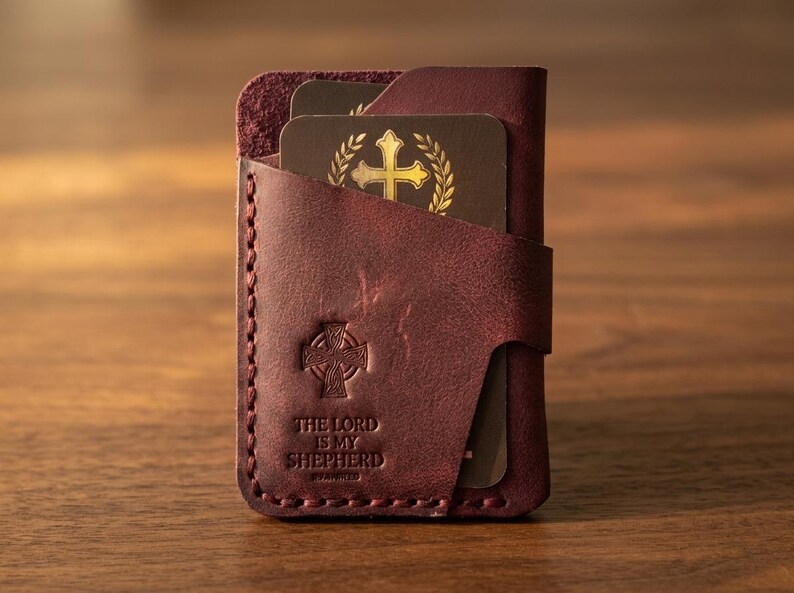 The Lord Is My Shepherd Leather Vertical Card Holder — Christian Gift, Full-Grain Cowhide, Pentecost Red imagen 1