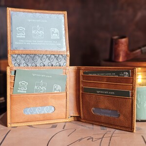 Cartera de cuero delgada para hombres - Billetera plegable con bloqueo RFID y ranura para identificación - Billetera personalizada de grano superior / Solstice 4 Amber