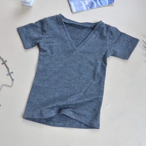 Op de afbeelding: Een grijs V-hals T-shirt met korte mouwen.