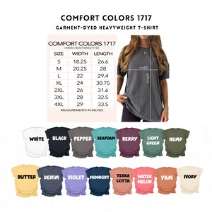 Op de afbeelding: Een grafiek met de maat en de afmetingen in inches voor een unisex zwaargewicht t-shirt. De grafiek is getiteld "Comfort Colors 1717". Onder de grafiek bevinden zich 12 verschillende gekleurde t-shirts, elk met een andere kleurnaam erop gedrukt.