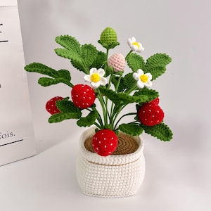 Puede incluir: Una taza de cerámica blanca con un asa negra y el texto "But First, Coffee" en negro, con una fuente de estilo manuscrito. La taza está sobre una superficie blanca.