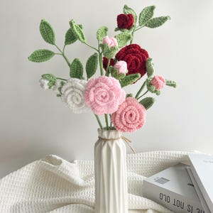 Gehaakt boeket met keramische vaas, handgemaakte gehaakte zonnebloem/rode roos/lelie/tulp, perfect verjaardagscadeau voor moeder, vrouw, vader, zus, oma