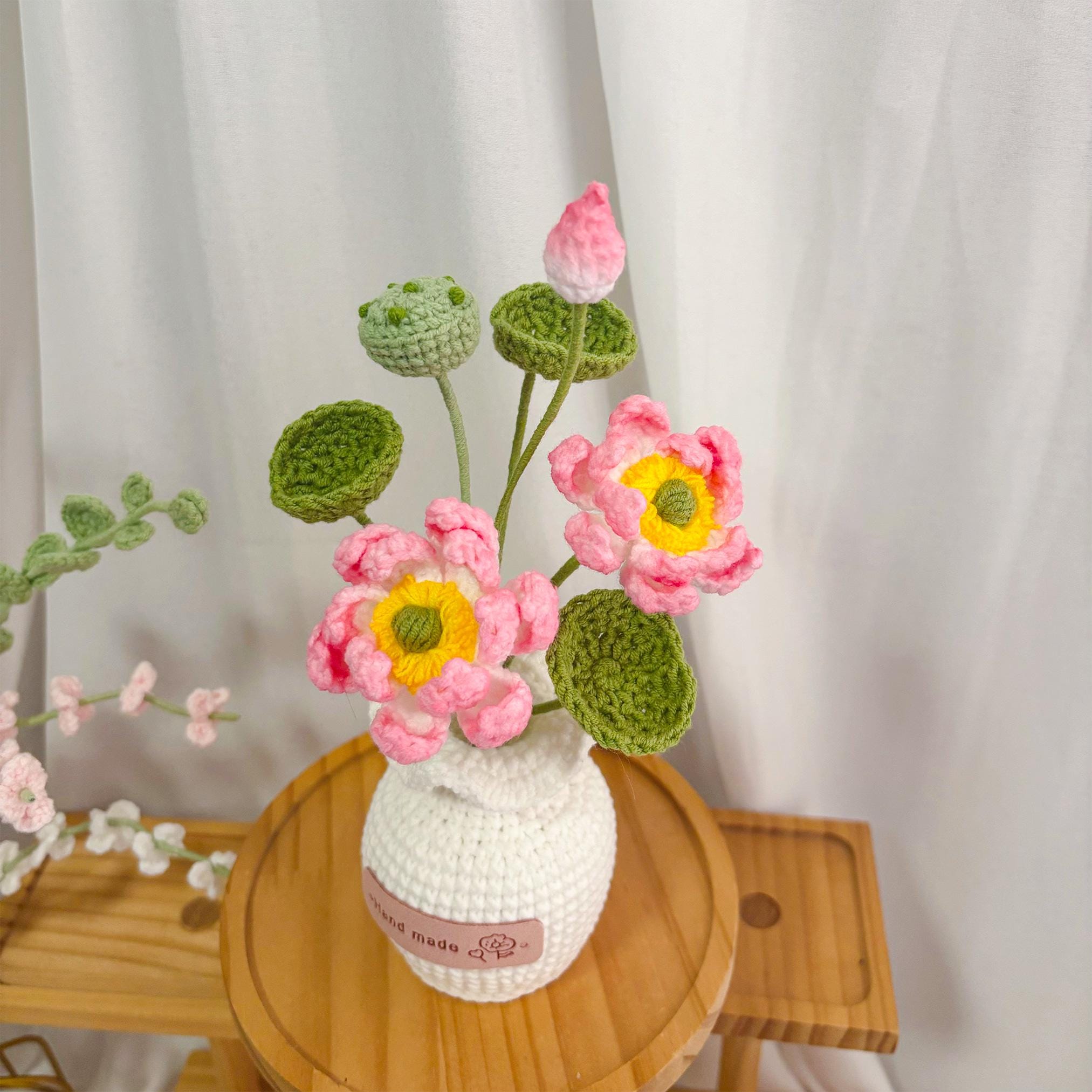 かぎ針編みの鉢植えの花、かぎ針編みのピンクの蓮の花束、誕生日