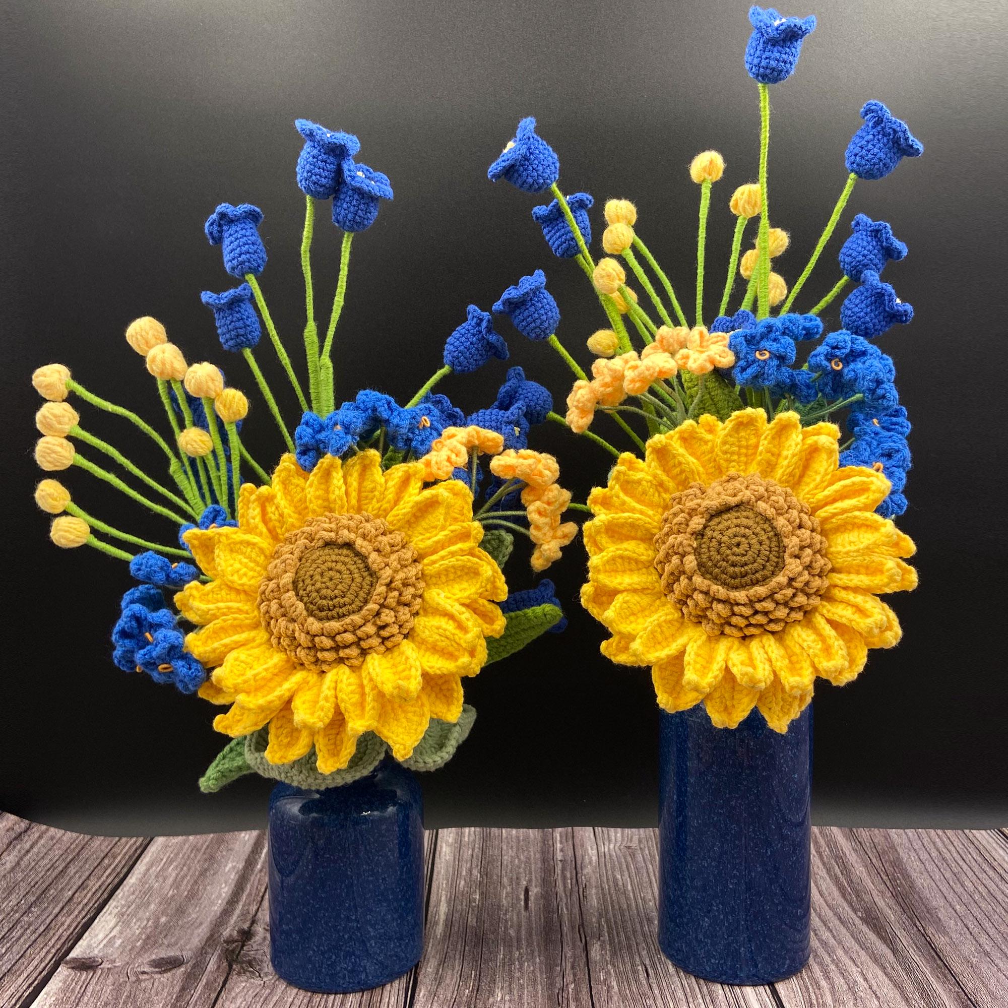 かぎ針編みのひまわりの花束、青い陶器の花瓶と手作りのかぎ針編みの