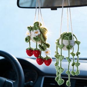 Pode incluir: Um conjunto de três tigelas de cerâmica em tons de azul, verde e branco. As tigelas apresentam um esmalte salpicado e um design simples e moderno. A tigela maior tem aproximadamente 15 cm de diâmetro.