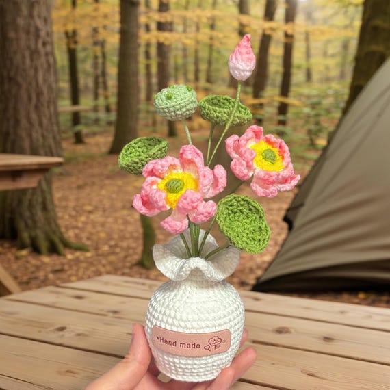 かぎ針編みの鉢植えの花、かぎ針編みのピンクの蓮の花束、誕生日