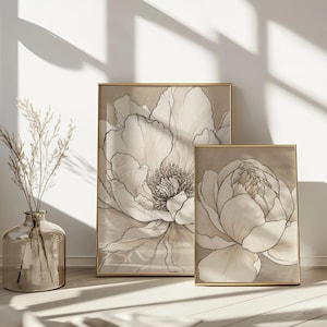 Peut inclure: Deux cadres muraux rectangulaires présentant des illustrations de pivoines beiges et crème avec des contours brun foncé, exposés à côté d'un vase en verre transparent contenant des tiges botaniques séchées aux branches fines.